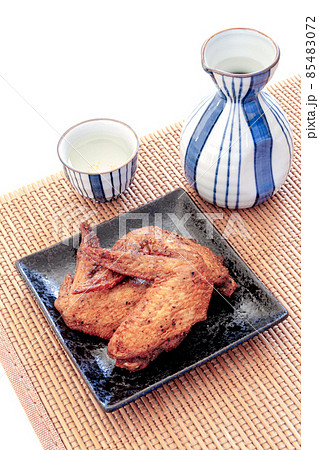 鶏手羽先の唐揚げと日本酒【白背景】 85483072