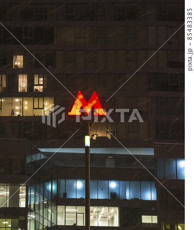 Sign of the moscow underground illuminated by night 85483385