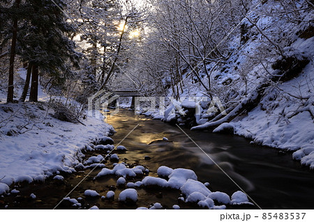 岩手県花巻市　冬の渓流 85483537