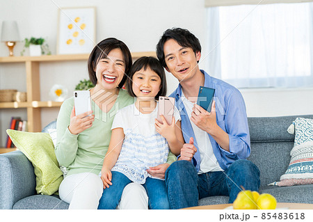 スマホを持つ若い家族 スマホを持つ若い家族 85483618