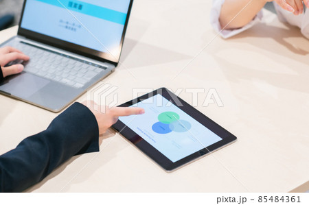 医師に提案するビジネスウーマン（パーツ） 85484361