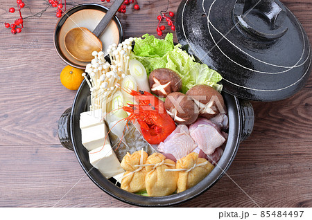 冬の寄せ鍋（お鍋料理、土鍋）。未加熱状態の具材盛合わせイメージです。白菜、鶏モモ肉、椎茸ほか。 85484497
