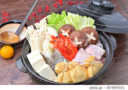 冬の寄せ鍋（お鍋料理、土鍋）。未加熱状態の具材盛合わせイメージです。白菜、鶏モモ肉、椎茸ほか。 85484501