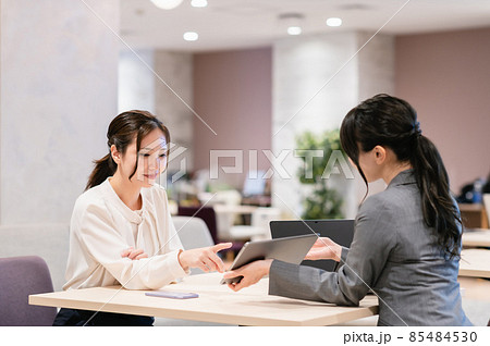 ファイナンシャルプランナーの説明を聞く若い女性 ファイナンシャルプランナーの説明を聞く若い女性 85484530