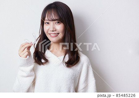 マウスピース矯正を持つ女性 マウスピース矯正を持つ女性 85485226
