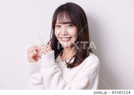 マウスピース矯正を持つ女性 85485228