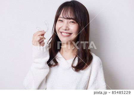 マウスピース矯正を持つ女性 85485229