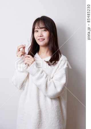 マウスピース矯正を持つ女性 85485230