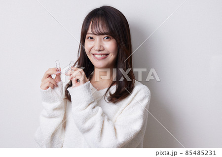 マウスピース矯正を持つ女性 85485231