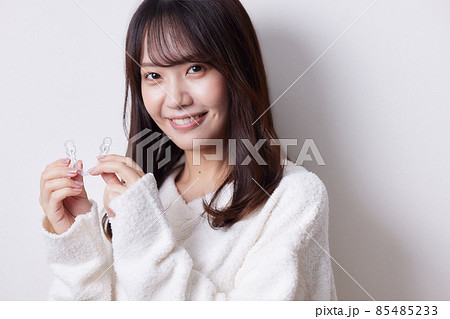 マウスピース矯正を持つ女性 85485233