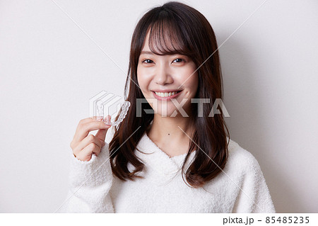 マウスピース矯正を持つ女性 マウスピース矯正を持つ女性 85485235