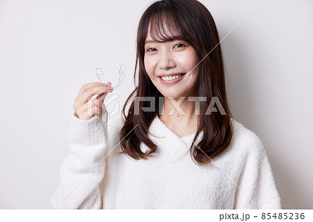 マウスピース矯正を持つ女性 85485236