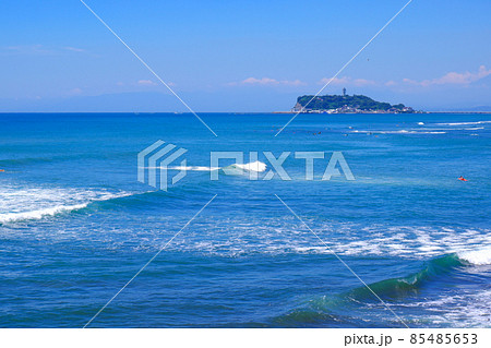 波が寄せては返す湘南の海と江ノ島 85485653
