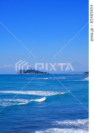 波が寄せては返す湘南の海と江ノ島 波が寄せては返す湘南の海と江ノ島 85485654