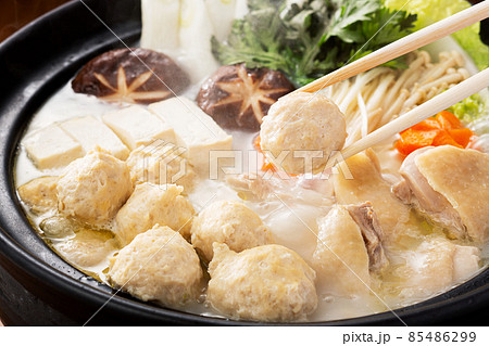 鍋料理 水炊き 鶏鍋 鍋 鍋イメージ 鶏団子 とりつくね 肉だんご 箸持ち上げ 鍋料理 水炊き 鶏鍋 鍋 鍋イメージ 鶏団子 とりつくね 肉だんご 箸持ち上げ 85486299