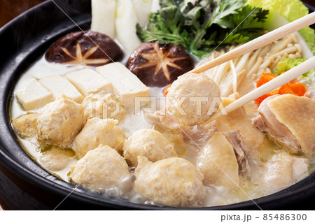 鍋料理 水炊き 鶏鍋 鍋 鍋イメージ 鶏団子 とりつくね 肉だんご 箸持ち上げ 鍋料理 水炊き 鶏鍋 鍋 鍋イメージ 鶏団子 とりつくね 肉だんご 箸持ち上げ 85486300