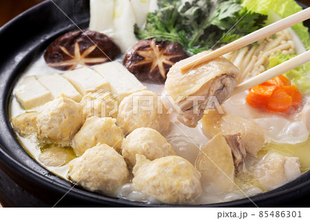 鍋料理 水炊き 鶏鍋 鍋 鍋イメージ 鶏団子 とりつくね 肉だんご 箸持ち上げ 鍋料理 水炊き 鶏鍋 鍋 鍋イメージ 鶏団子 とりつくね 肉だんご 箸持ち上げ 85486301