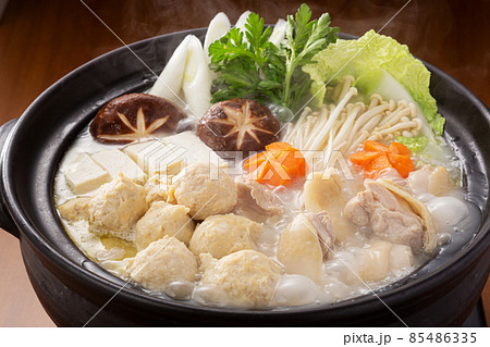 鍋料理　水炊き　鶏鍋　鍋イメージ　鶏団子　とりつくね　肉だんご　肉団子鍋 85486335