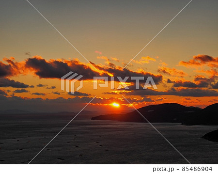 万葉の岬から見る播磨灘の夕景 万葉の岬からの夕日 万葉の岬から見る播磨灘の夕景 万葉の岬からの夕日 85486904