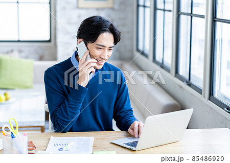テレワークで電話するミドルの男性 85486920