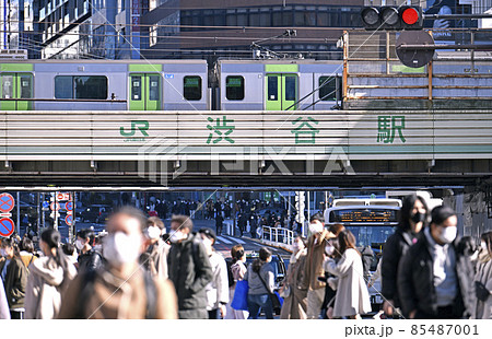 日本の東京都市景観 仕事始め…。脅威1000人超…渋谷は多くの人出、咳き込む高齢者らゾロゾロ…=4日 日本の東京都市景観 仕事始め…。脅威1000人超…渋谷は多くの人出、咳き込む高齢者らゾロゾロ…=4日 85487001