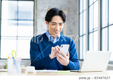 スマホを見るテレワークのミドルの男性 85487027