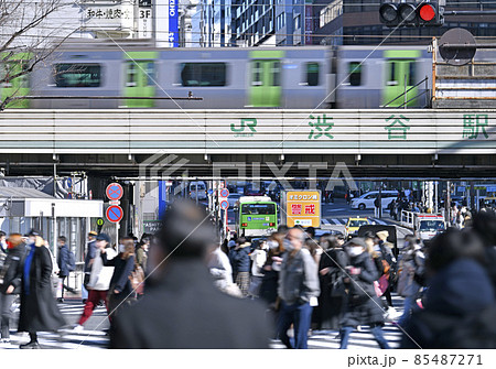 日本の東京都市景観 仕事始め…。6波襲来・感染者1000人超…渋谷は多くの人出(奥に宣伝カー)=4日 日本の東京都市景観 仕事始め…。6波襲来・感染者1000人超…渋谷は多くの人出(奥に宣伝カー)=4日 85487271