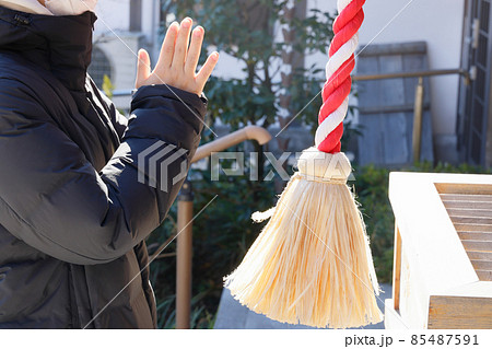 元旦に初詣をする人 85487591