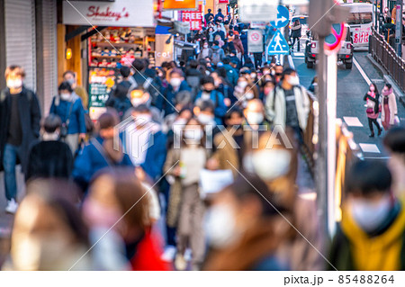 日本の横浜都市景観 仕事始め…オ株席捲、第6波襲来！脅威1000人超…横浜駅前は脅威の人流…＝4日 85488264