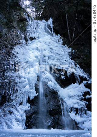 真冬の凍った滝の風景 85488445