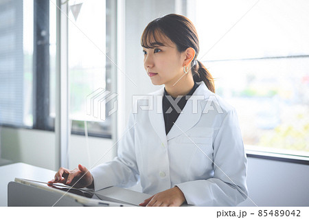 白衣の女性 白衣の女性 85489042