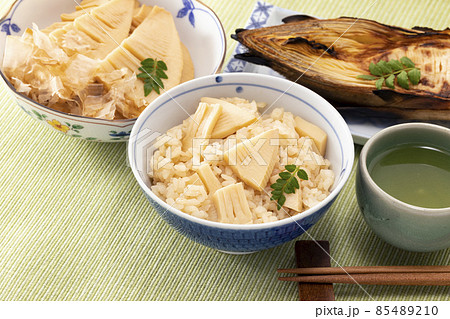 緑生地に筍料理のたけのこご飯と土佐煮と焼きタケノコ 緑生地に筍料理のたけのこご飯と土佐煮と焼きタケノコ 85489210