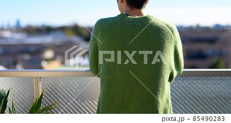 ベランダで過ごす若者 85490283
