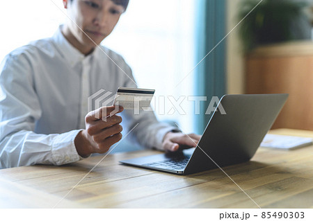 通販をする男性 85490303