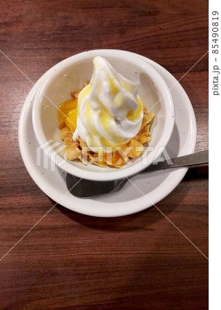 ソフトクリーム,マンゴー味、デザート 85490819
