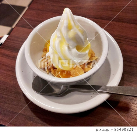 ソフトクリーム,マンゴー味、デザート ソフトクリーム,マンゴー味、デザート 85490821