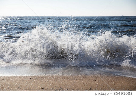 Waves crashing like bubbles that come in white from the horizontality of the winter sea, 85491003