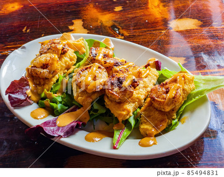 Close up shot of deep fried shrimp salad 85494831