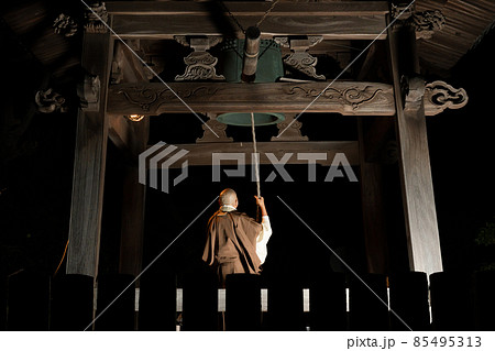 除夜の鐘をつく僧侶 85495313