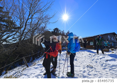 山座同定をしている山ガール 山座同定をしている山ガール 85495735