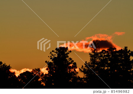 北杜市白州町、2022年初日の出。輝く夜明けの色。 北杜市白州町、2022年初日の出。輝く夜明けの色。 85496982