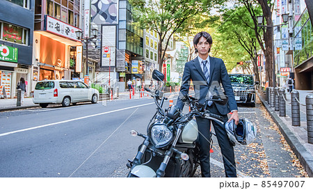 若いビジネスマンと大型バイク 渋谷 若いビジネスマンと大型バイク 渋谷 85497007