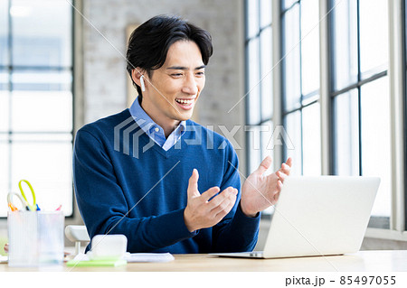 テレワークのミドルの男性 テレワークのミドルの男性 85497055