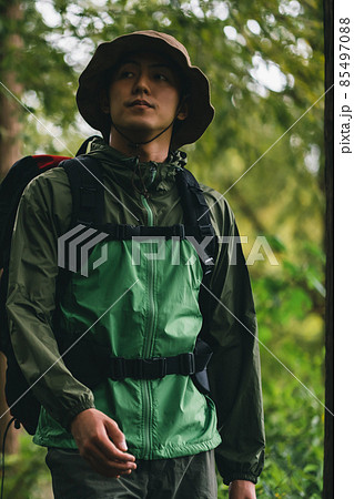 山道を歩く男性 山道を歩く男性 85497088