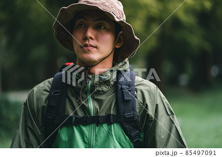 山道を歩く男性 85497091