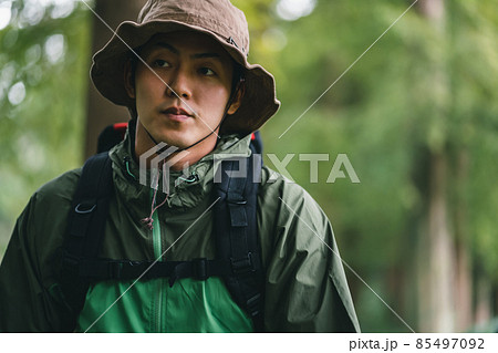 山道を歩く男性 85497092