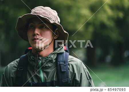 山道を歩く男性 85497093