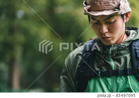山道を歩く男性 山道を歩く男性 85497095