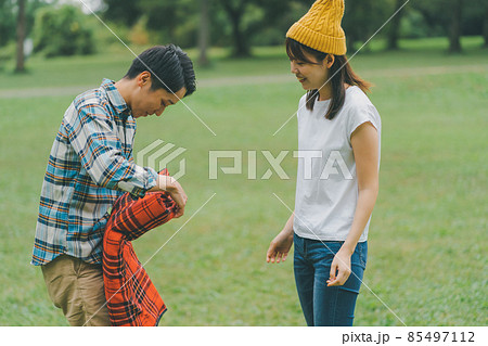 レジャーシートを畳むカップル レジャーシートを畳むカップル 85497112