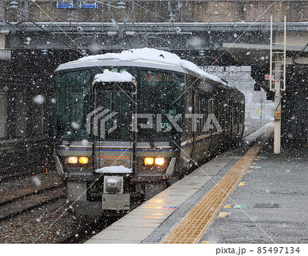 雪の篠山口駅を発車する223系福知山行き電車 雪の篠山口駅を発車する223系福知山行き電車 85497134